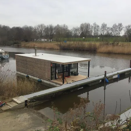 Hausboot Fuer Vier Personen Mit Kamin Und Terrasse By Interhome فيلهلمسهافن