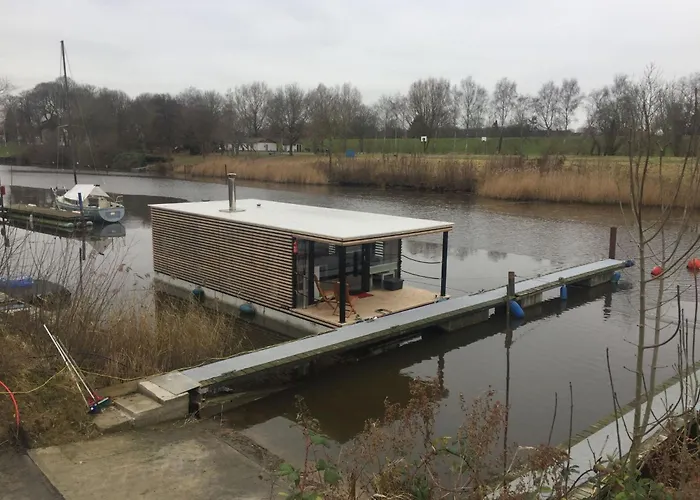 Hausboot Fuer Vier Personen Mit Kamin Und Terrasse By Interhome فيلهلمسهافن